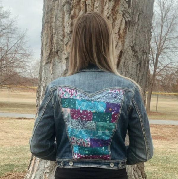 Jaket jeans dengan aksen patchwork